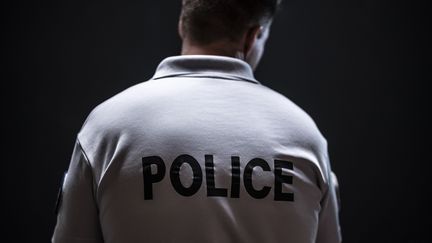 Un policier photographié de dos à Paris, le 3 septembre 2020 (photo d'illustration). (PATRICK FOUQUE / AFP)