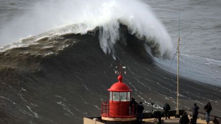 Des spectateurs assistent &agrave; la formation de vagues immenses depuis le phare de Nazare (Portugal), le 2 f&eacute;vrier 2014. (FRANCISCO SECO / AP / SIPA)