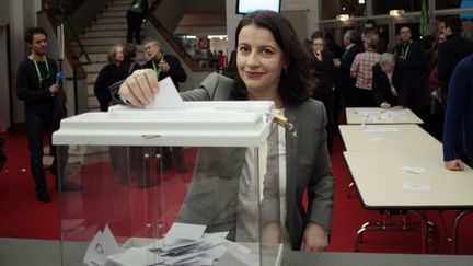 La ministre C&eacute;cile Duflot vote pour &eacute;lire le nouveau secr&eacute;taire national d'Europe Ecologie-Les Verts, le 30 novembre 2013 &agrave; Caen.&nbsp; (CHARLY TRIBALLEAU / AFP)