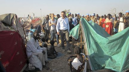 Le coordinateur humanitaire de l'ONU au Soudan du Sud, Toby Lanzer, dans un camp de r&eacute;fugi&eacute;s &agrave; Bentiu,&nbsp;le 24 d&eacute;cembre 2013. (ANNA ADHIKARI / AP / SIPA)