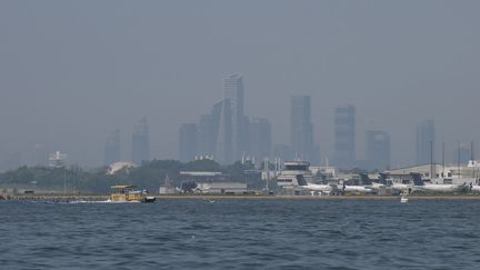 La fumée des feux de forêts recouvre les bâtiments de la ville de Toronto (Canada), vue du lac Ontario, le 29 juin 2023. (CREATIVE TOUCH IMAGING LTD / NURPHOTO / AFP)