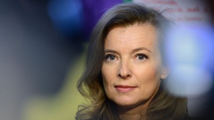 Val&eacute;rie Trierweiler, dans une &eacute;cole &agrave; Cr&eacute;teil (Val-de-Marne), le 2 d&eacute;cembre 2013. (ERIC FEFERBERG / AFP)