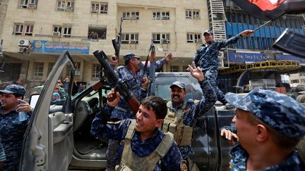 La police fédérale irakienne célèbre la reprise de la vieille ville de Mossoul, le 8 juillet 2017. (AHMED SAAD / REUTERS)