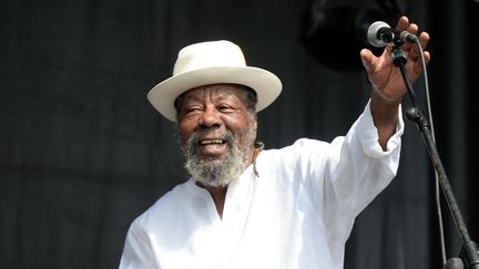 Le Deejay et toasteur jamaïcain U-Roy en concert au Reggae Sun Ska Festival, le 3 août 2014 à Talence (Gironde). (JEAN-PIERRE MULLER / AFP)