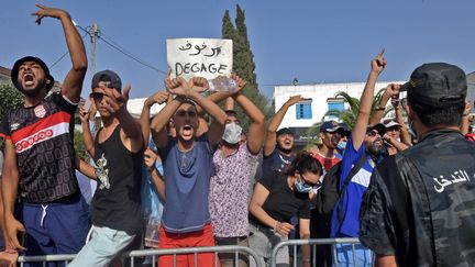 Des soutiens du président tunisien Kaïs Saïed manifestent devant le Parlement contre le parti islamiste Ennahda, à Tunis, le 26 juillet 2021. (FETHI BELAID / AFP)