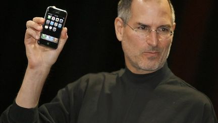 Steve Jobs, PDG d'Apple, présentant l'Iphone qui reste le produit numéro un de la marque à la pomme (AFP/TONY AVELAR)