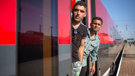 Des migrants &agrave; bord de l'un des trains arr&ecirc;t&eacute;s par la police autrichienne &agrave; la fronti&egrave;re avec la Hongrie, le 31 ao&ucirc;t 2015 &agrave; Hegyeshalom (Autriche). (VLADIMIR SIMICEK / AFP)