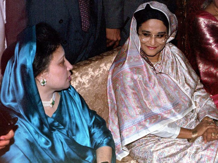 L'actuelle Première ministre Sheikh Hasina, à droite, et la chef de l'opposition Khaleda Zia assises côte à côte lors de la cérémonie de mariage du second fils de Zia, Arafat Rahman. Ce 28 mars 1997, les deux rivales politiques n'avaient pas été vues si proches depuis 1994. Hasina avait alors tenté d'arracher le pouvoir à son adversaire Zia qui occupait la primature. 