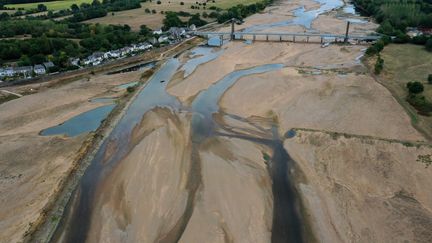 Le niveau de la Loire était au plus bas sous le pont qui relie Varade (Loire-Atlantique) à Saint-Florent-le-Vieil (Maine-et-Loire), le 17 août 2022.&nbsp; (MAXPPP)