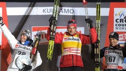 Le podium du 10km libre de Kuusamo remporté par Northug devant Clara et Manificat