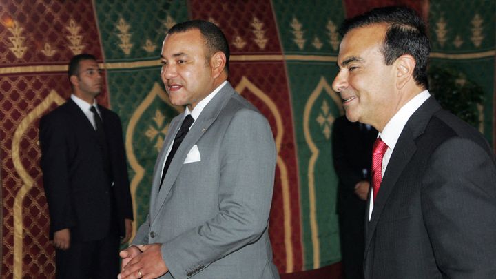 Le roi du Maroc Mohammed VI et Carlos Ghosn, PDG de Renault-Nissan, après la signature du protocole d'intention le 1er septembre 2007 au Maroc. (ABDELHAK SENNA / AFP)