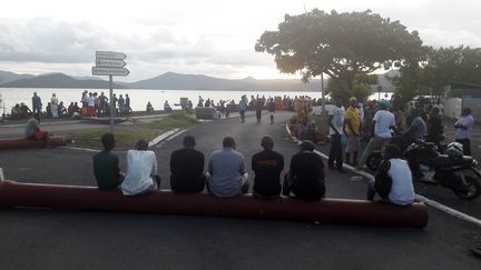 Barrageà Mamoudzou (Mayotte), le 13 mars. (SANDRINE ETOA ANDEGUE / RADIO FRANCE)