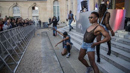 A gauche, à droite. En bas, en haut. Les danseurs assurent le spectacle dans la cour de l'Elysée. (CHRISTOPHE PETIT TESSON / AFP)