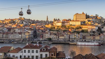 Coucher de soleil sur le quartier de Ribeira et l'ancien palais épiscopal, site du patrimoine mondial de l'UNESCO, à Porto, Portugal. (GETTY IMAGES/ COLLECTION MIX: SUBJECTS RF)