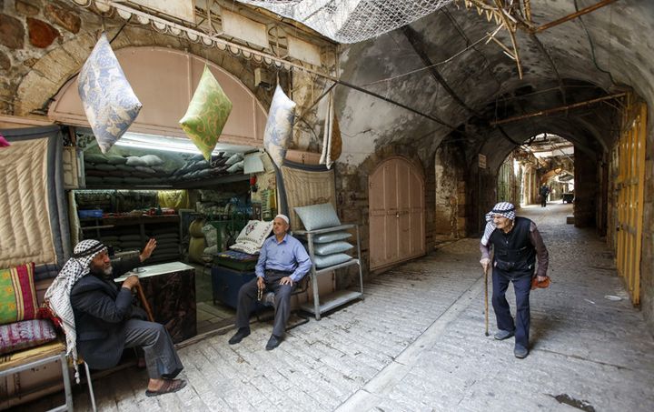 Palestiniens dans le vieux marché de Hébron (7 juillet 2017)
 (Hazem Bader / AFP)