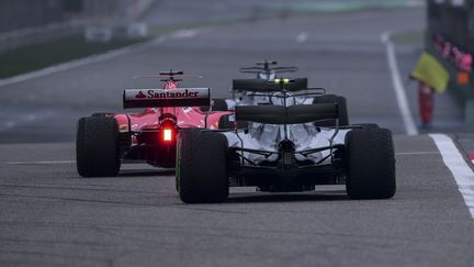 Lewis Hamilton (Mercedes) dans le sillage de Sebastian Vettel (Ferrari) : une situation tout à fait possible ce week-end à Bahreïn. (JOHANNES EISELE / AFP)