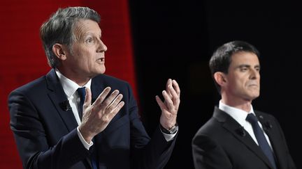 Les candidats Vincent Peillon et Manuel Valls, le 15 janvier 2017 à Paris. (BERTRAND GUAY / AFP)