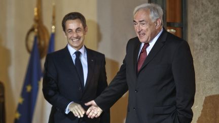 Nicolas Sarkozy et Dominique Strauss-Kahn sur le perron de l'Elys&eacute;e, le 17 novembre 2010. (  MAXPPP)