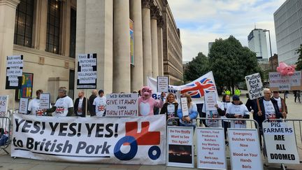 Plusieurs éleveurs de porcs rassemblés à Manchester en Angleterre, le 4 octobre 2021, pour&nbsp;protester contre la pénurie de bouchers au Royaume-Uni. (RICHARD PLACE / RADIO FRANCE)