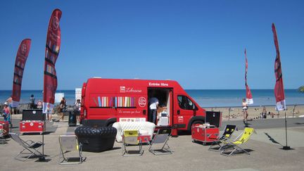 Le "Camion qui livre" durant sa tournée 2015, de passage près d'une plage du grand ouest (6 juillet 2015) (ANTOINE BODDAERT / PhotoPQR / OUEST-FRANCE / MaxPPP)