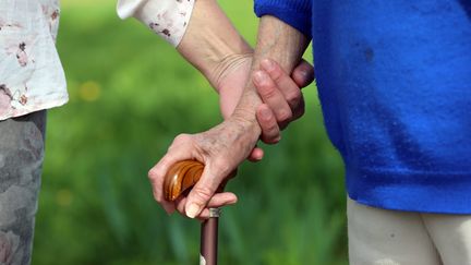 Huit&nbsp;millions&nbsp;de personnes s'occupent régulièrement ou au quotidien d'un&nbsp;proche malade, handicapé ou dépendant en France. (VANESSA MEYER / MAXPPP)