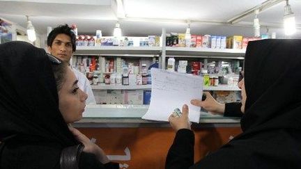 Dans une pharmacie de Téhéran en 2012. Les sanctions économiques ont également touché l'importation de médicaments dans le pays. (AFP PHOTO/ATTA KENARE)