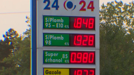 Les géants Leclerc et Carrefour débutent, vendredi 29 septembre, leurs opérations de vente de carburants à prix coûtant dans leurs stations-service. Elles se poursuivront jusqu’à la fin de l’année. Qu’en est-il des autres enseignes ? (franceinfo)