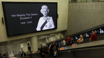 Un hommage à la reine Elisabeth II dans une gare à Londres le 10 septembre 2022.&nbsp; (ISABEL INFANTES / AFP)