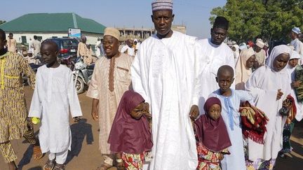 Une famille nombreuse quitte la mosquée à Kano, lors de l'Aïd, en septembre 2017. (AMINU ABUBAKAR / AFP)