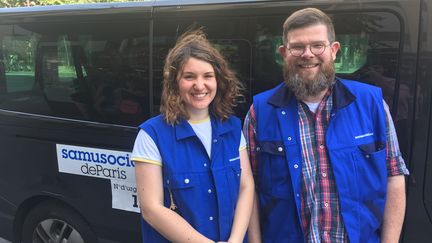 Pendant la canicule, Justine et Vincent, du Samusocial de Paris, traversent la capitale tous les jours en camion pour venir en aide aux sans-abris. (CLAIRE LEYS / RADIO FRANCE)