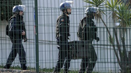 Des gendarmes montent la garde devant le lycée Alexis-de-Tocqueville de Grasse (Alpes-Maritimes), où un jeune homme a été arrêté le 16 mars 2017 après avoir blessé plusieurs personnes avec une arme à feu. (MAXPPP)