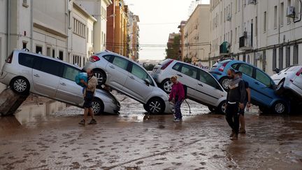 Les inondations ont causé de nombreux dégâts dans le sud-est de l'Espagne, comme dans le quartier de La Torre, à Valence, où des voitures enchevêtrées se trouvent en plein milieu d'une rue, le 30 octobre 2024.