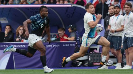 Personne ne peut le rattraper. Déjà star de son sport à XV, Antoine Dupont brille à VII durant les Jeux olympiques et participe grandement au succès des Bleus, médaillés d'or. Entré en jeu en finale face aux Fidji, il sert idéalement Aaron Grandidier sur le deuxième essai français, avant d'aplatir à son tour le ballon dans l'en-but pour couronner les Bleus, le 27 juillet. (SIPA)