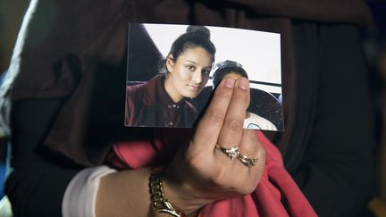 Une photo montrant Shamima Begum, une jeune femme britannique qui avait rejoint l'Etat islamique en Syrie en 2015, tenue par sa sœur Renu Begum lors d'une interview à Londres, le 22 février 2015. (LAURA LEAN / AFP)