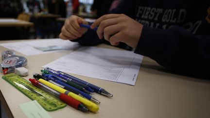 Un élève devant une dissertation de philosophie, le 18 juin 2018 à Caen (illustration). (CHARLY TRIBALLEAU / AFP)