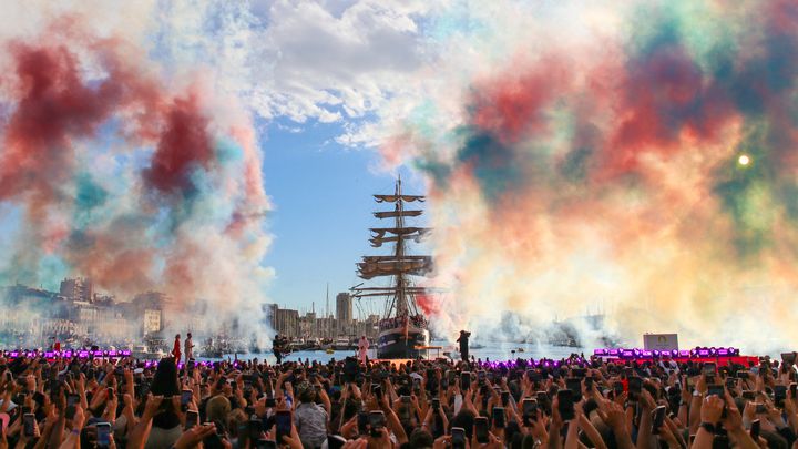 L'arrivée du "Belem" à Marseille avec la flamme olympique à son bord, le 8 mai 2024. (JULIE GAZZOTI / AFP)