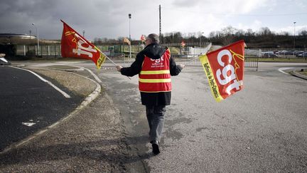 Un salari&eacute; de Petroplus sur le site de Petit-Couronne (Seine-Maritime), le 6 f&eacute;vrier 2013. (AFP)