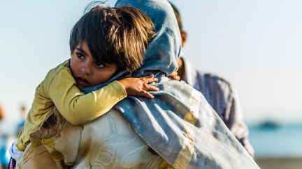 Un enfant arrive, le 30 ao&ucirc;t 2015, &agrave; l'&icirc;le de Kos en Gr&egrave;ce. (ULRIK PEDERSEN / NURPHOTO / AFP)