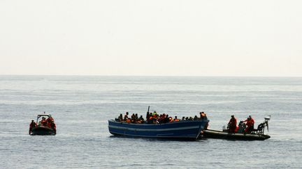 Des garde-c&ocirc;tes viennent au secours de migrants, le 8 mai 2015 &agrave; Lampedusa (Italie). (BUNDESWERHR / PAO MITTELMEER / DPA / AFP)