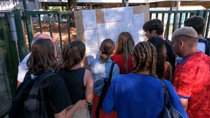 Des lycéens consultent les résultats du baccalauréat devant l'établissement Camille-Vernet de Valence (Drôme), le 5 juillet 2022. (NICOLAS GUYONNET / HANS LUCAS / AFP)