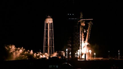 La fusée SpaceX Falcon 9 avec la capsule Crew Dragon Resilience, transportant l'équipage de la mission Polaris Dawn, décolle du complexe de lancement 39A du Kennedy Space Center à Cap Canaveral, en Floride, le 10 septembre 2024. (CHANDAN KHANNA / AFP)