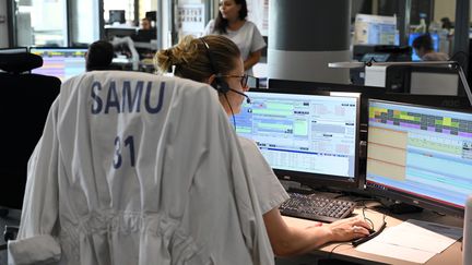 Dans le centre téléphonique du Samu 31 au CHU de Toulouse Purpan, le 19 juillet 2022. (REMY GABALDA / MAXPPP)