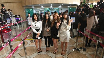 Les membres du groupe de K-pop "Red velvet" posent dans le hall des départs de l’aéroport de Séoul le 31 mars 2018 avant leur départ pour Pyongyang. (JUNG YEON-JE / AFP)