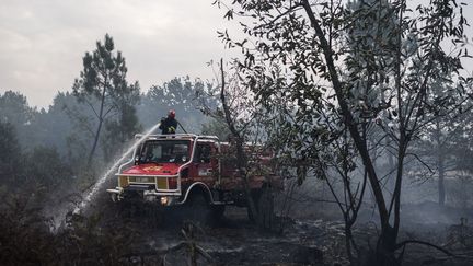 Un pompier intervient à Saumos (Gironde), le 13 septembre 2022. (PHILIPPE LOPEZ / AFP)