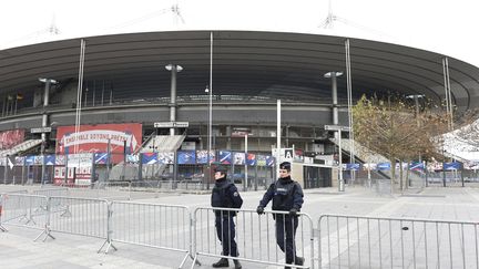 Des policiers assurent la sécurité aux abords du Stade de France, le 14 novembre 2015, au lendemain des attentats. (MIGUEL MEDINA / AFP)