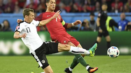 Critiano Ronaldo au duel avec l'Autrichien Florian Klein (LIONEL BONAVENTURE / AFP)