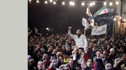 Dans les rues de Baba Amro, à Homs, les manifestations débutent tous les jours à 18h. 

Elles concentrent les arabes sunnites majoritaires. Les minorités confessionnelles, les druzes, les chrétiens, les ismaéliens et les alaouites restent en dehors du mouvement de contestation.

Caroline Poiron, compagne de Gilles Jacquier, s’est rendue en Syrie en décembre 2011. Un webdocumentaire de son travail est visible sur Géopolis. (Caroline Poiron / Fedephoto pour Paris Match)