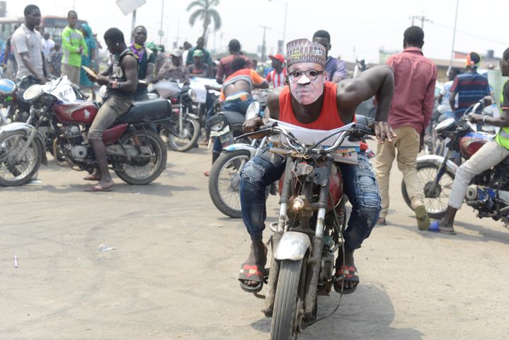 Un okada rider porte un masque du président Muhammadu Buhari, candidat à sa succession lors de l'élection présidentielle du 16 février 2019. (ADEKUNLE AJAYI / NURPHOTO)