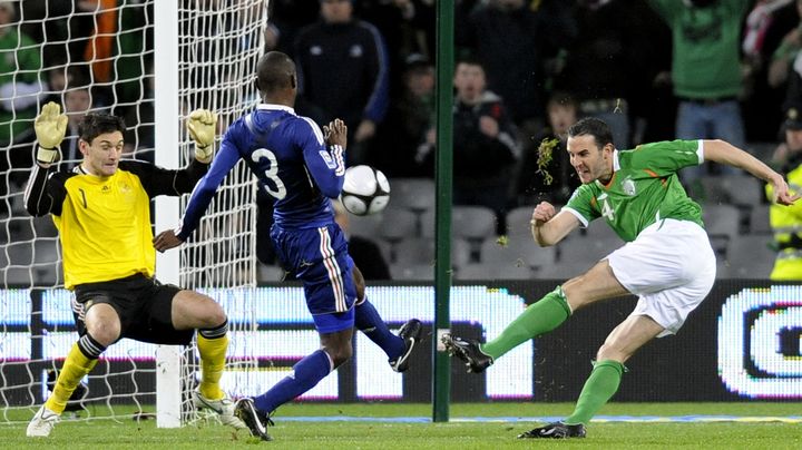 Hugo Lloris à la parade face à l'Irlande de John O'Shea, le 14 novembre 2009 à Dublin. (FRANCK FIFE / AFP)