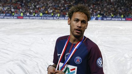 Neymar assiste au match opposant le PSG aux Herbiers, au Stade de France de Saint-Denis (Seine-Saint-Denis) le 8 mai 2018. (GEOFFROY VAN DER HASSELT / AFP)